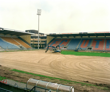 840267 Afbeelding van de werkzaamheden in Stadion Nieuw Galgenwaard (Herculesplein) te Utrecht, ter voorbereiding van ...